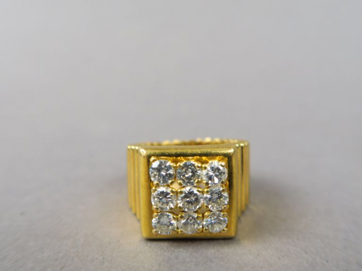 Bague en or jaune, ornée d'un pavage de neuf petits diamants.  TDD. 50