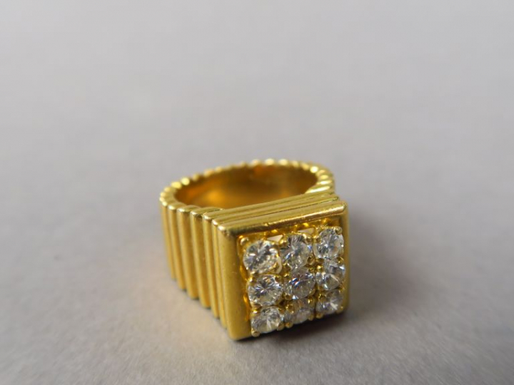 Bague en or jaune, ornée d'un pavage de neuf petits diamants.  TDD. 50