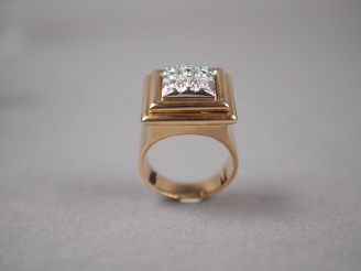 Vente aux enchères Bague dôme en or jaune et platine sertie de neuf diamants.  TDD. 57 Po