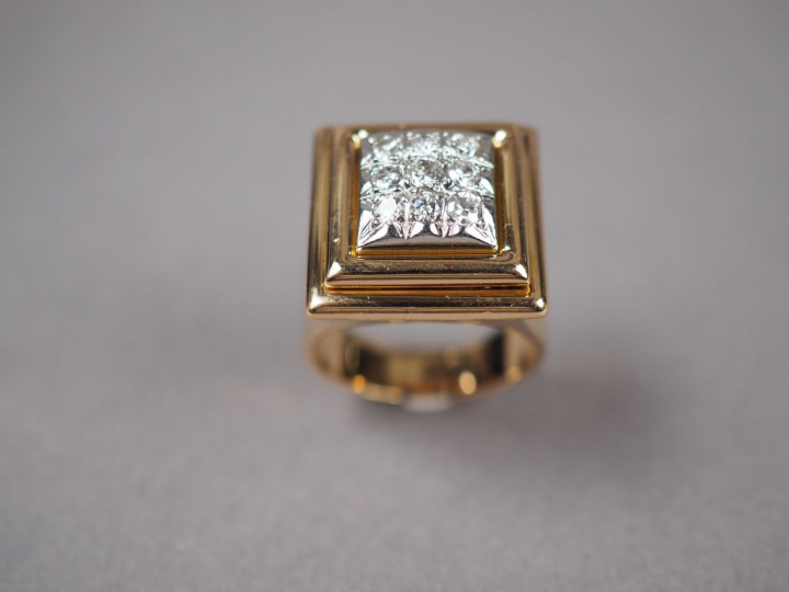 Bague dôme en or jaune et platine sertie de neuf diamants.  TDD. 57 Po