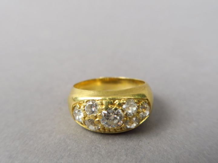 Bague jonc en or jaune, ornée de sept diamants.  TDD. 56 Poids. 10,26 