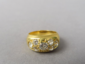Vente aux enchères Bague jonc en or jaune, ornée de sept diamants.  TDD. 56 Poids. 10,26 