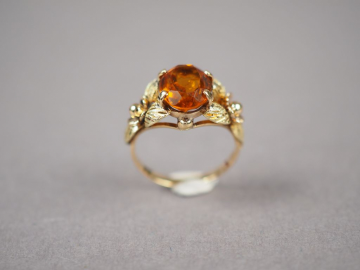 Bague en or jaune, ornée d'une citrine, monture à décor de fleurs.  TD