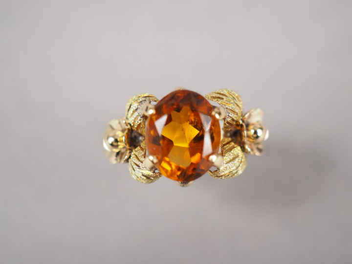Bague en or jaune, ornée d'une citrine, monture à décor de fleurs.  TD