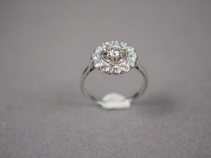 Bague marguerite en or blanc, ornée d'un diamant central entouré de do