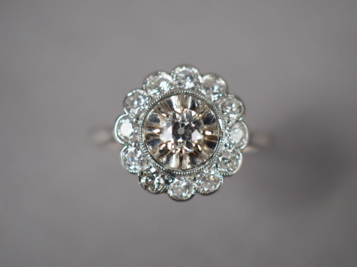 Bague marguerite en or blanc, ornée d'un diamant central entouré de do