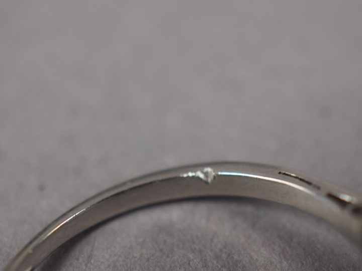 Bague marguerite en or blanc, ornée d'un diamant central entouré de do