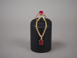Vente aux enchères Lot comprenant : un pendentif et une bague ornés d'une pierre synthéti