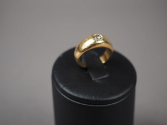 Vente aux enchères Bague jonc en or jaune, ornée en son centre d'un diamant.  TDD. 47 Poi