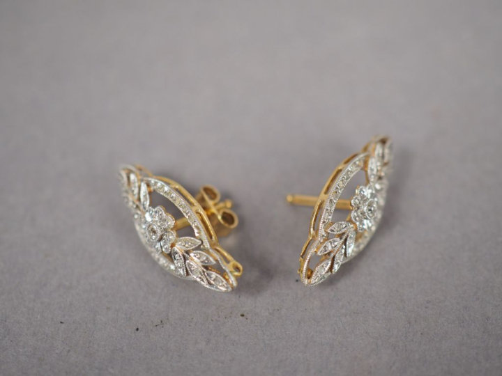 Paire de perces oreilles en or ornée de petits diamants, à décor de fl