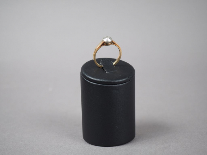 Bague en or jaune 9K ornée d'un diamant taille ancienne d'environ 0,5 
