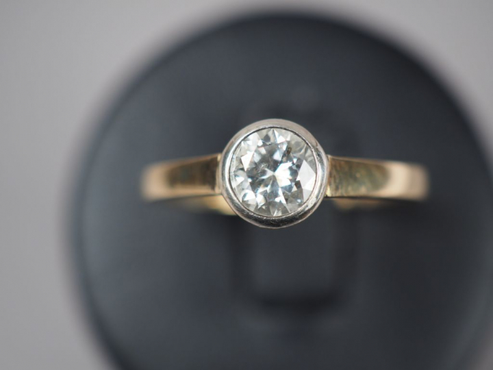 Bague en or jaune 9K ornée d'un diamant taille ancienne d'environ 0,5 