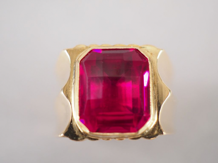 Bague en or jaune, ornée d'une pierre rouge synthétique.  TDD. 59 Poid
