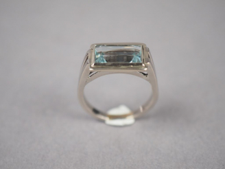 Vente aux enchères Bague en or blanc, sertie d'une aigue-marine.  TDD. 60 Poids tel. 7,59