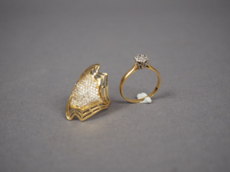 Vente aux enchères Bague en or jaune, ornée de petits diamants. TDD. 57 1/2 Poids tel. 2,