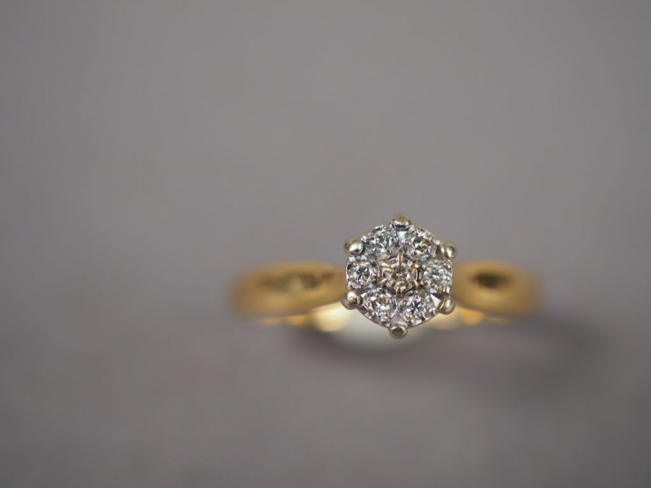 Bague en or jaune, ornée de petits diamants. TDD. 57 1/2 Poids tel. 2,