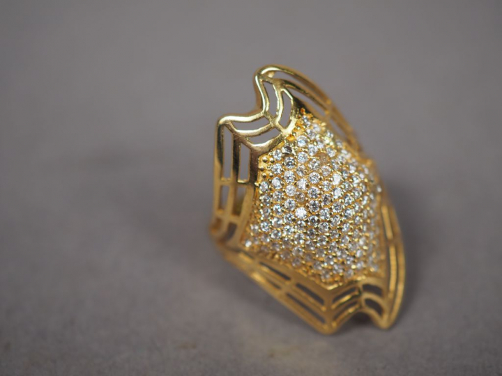 Bague en or jaune, ornée de petits diamants. TDD. 57 1/2 Poids tel. 2,