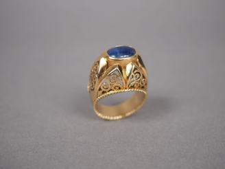 Vente aux enchères Bague dôme en or jaune, ornée d'une pierre bleue en cabochon.  Monture