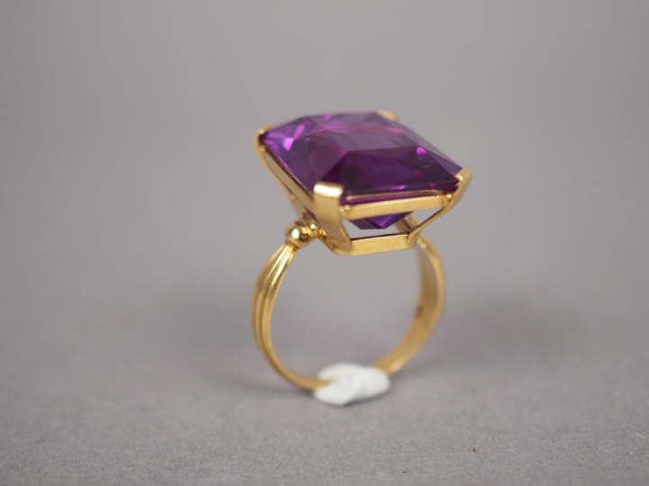 Bague en or jaune, ornée d'une pierre de couleur.  TDD. 56 Poids tel. 