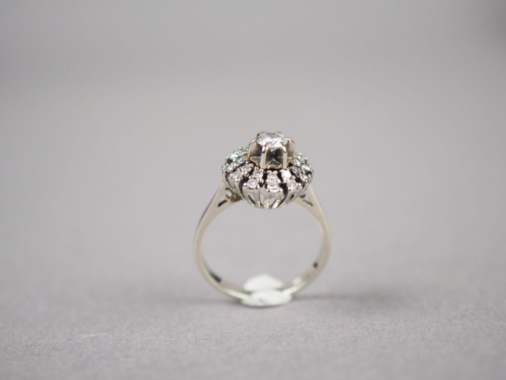 Bague en or blanc, ornée d'un diamant central entouré de petits diaman