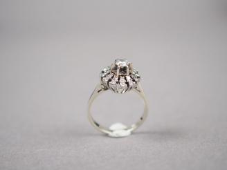 Vente aux enchères Bague en or blanc, ornée d'un diamant central entouré de petits diaman
