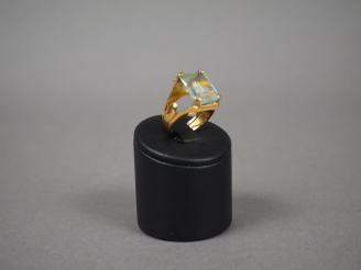 Vente aux enchères Bague en or jaune ornée d'une aigue-marine.  TDD. 53 Poids tel. 15,68 