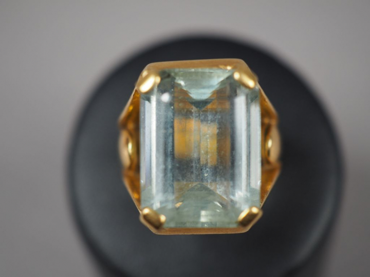 Bague en or jaune ornée d'une aigue-marine.  TDD. 53 Poids tel. 15,68 