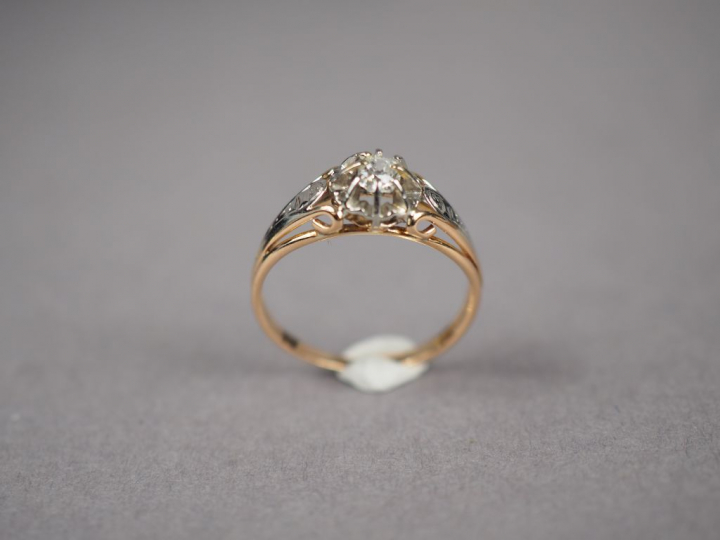 Bague solitaire en or jaune, sertie d'un diamant ovale.  TDD. 53 Poids