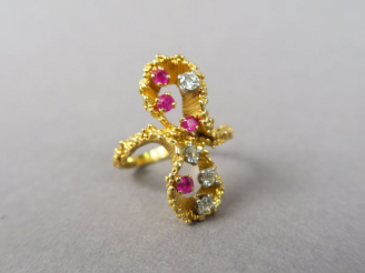 Vente aux enchères Bague en or jaune en forme de nœud, ornée de quatre petits diamants et