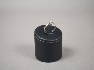 Vente aux enchères Bague en or blanc, ornée en son centre d'un petit diamant.  TDD. 51 Po