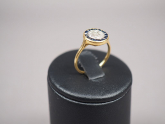 Vente aux enchères Bague en or jaune, ornée de roses et de saphirs calibrés.  TDD. 54 Poi