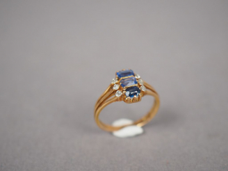 Vente aux enchères Bague en or jaune, ornée de trois saphirs et de roses.  TDD. 49 Poids 