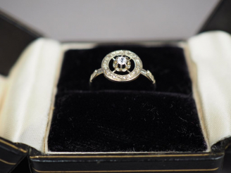 Vente aux enchères Bague en or blanc ornée de pierres à l'imitation du diamant.  TDD. 54 