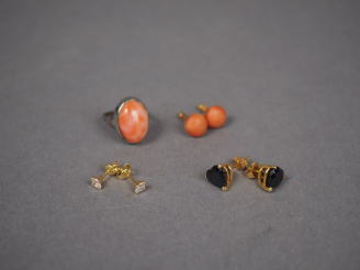 Vente aux enchères Lot comprenant :  - Paire de perces oreilles en or et pierre à l'imita