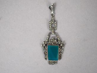 Vente aux enchères Pendentif de style Art déco en argent, orné de zirconiums et d'une pie