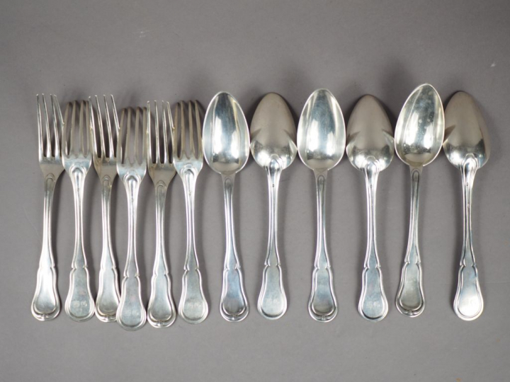 Six grands couverts en argent, modèle à filet, saptule violonnée.  Mon
