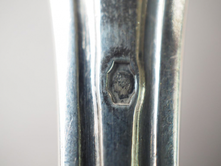 Six grands couverts en argent, modèle à filet, saptule violonnée.  Mon