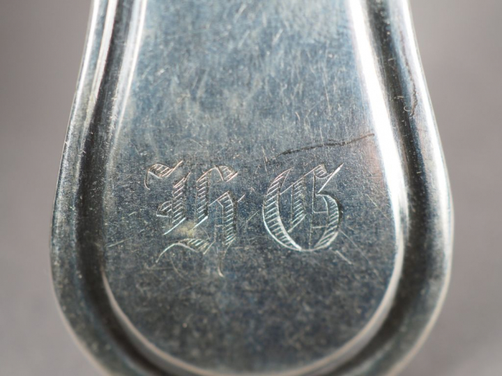 Six grands couverts en argent, modèle à filet, saptule violonnée.  Mon