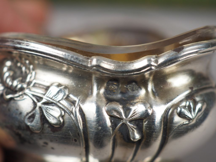 Suite de quatre salerons et une paire de pelles à sel en argent, poinç