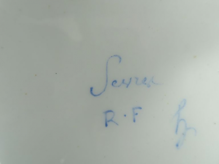Paire d'assiettes en porcelaine de Sèvres à fond œil de perdrix, à déc