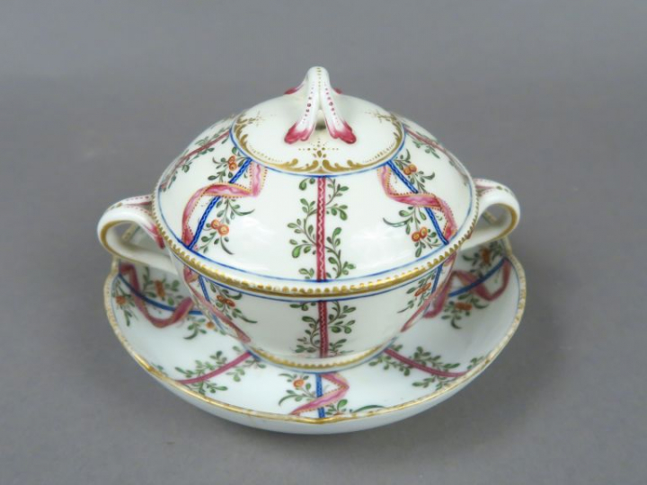 Bouillon couvert et son présentoir XVIIIe en porcelaine polychrome à d