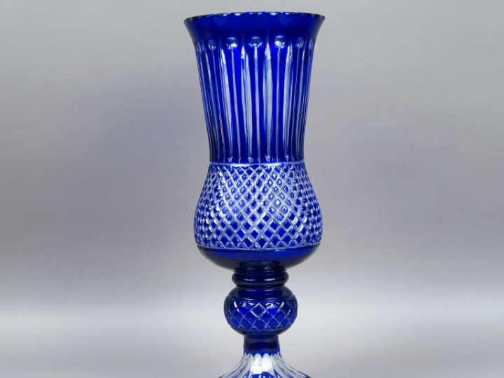 Grand vase sur piedouche en cristal bicolore. H. : 54,5 cm.