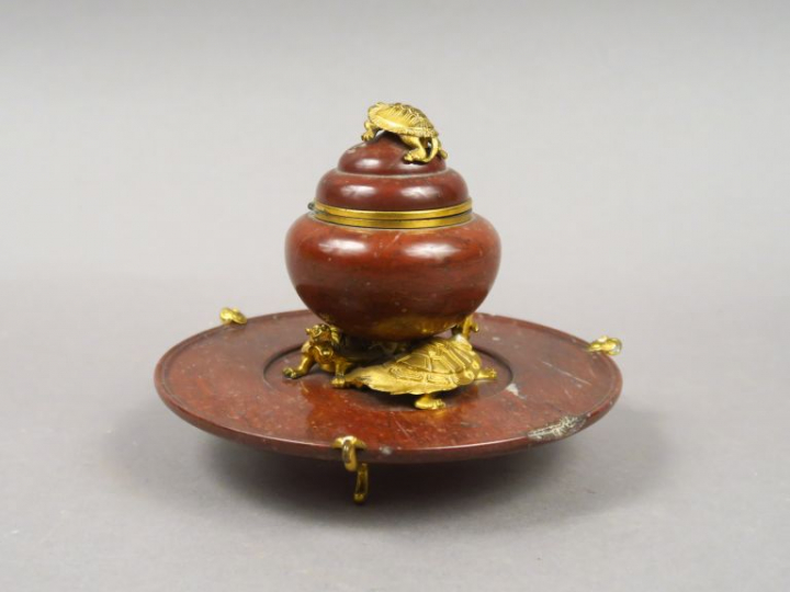 Encrier Napoléon III en marbre rouge et bronze à décor de tortues. Dim