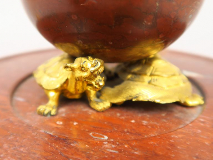 Encrier Napoléon III en marbre rouge et bronze à décor de tortues. Dim
