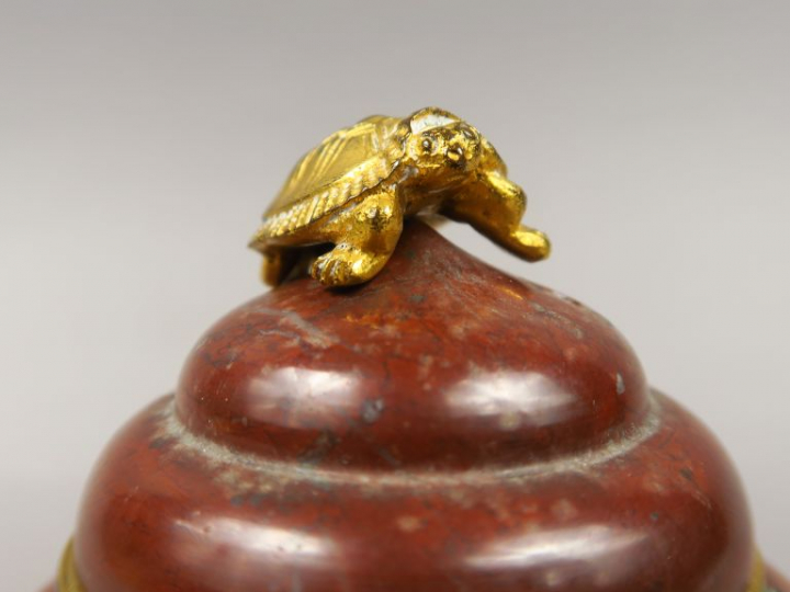 Encrier Napoléon III en marbre rouge et bronze à décor de tortues. Dim
