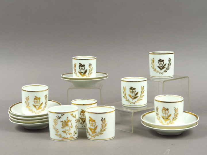 8 tasses et sous tasses XIXe en porcelaine de Paris à décor doré de la