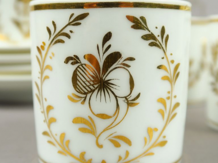 8 tasses et sous tasses XIXe en porcelaine de Paris à décor doré de la