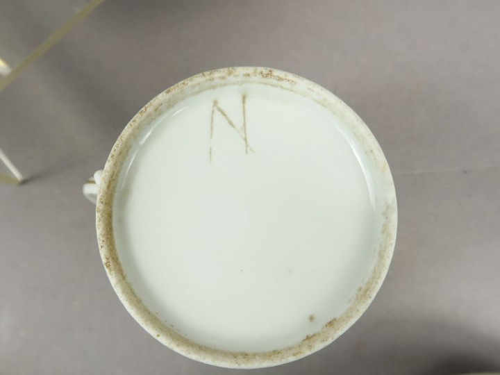 8 tasses et sous tasses XIXe en porcelaine de Paris à décor doré de la