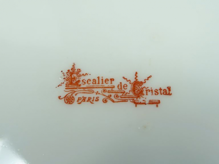 ESCALIER DE CRISTAL. Partie de service table en porcelaine à décor de 