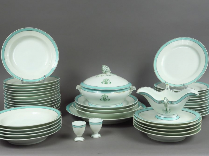 Important service de table Napoléon III en porcelaine blanche et verte